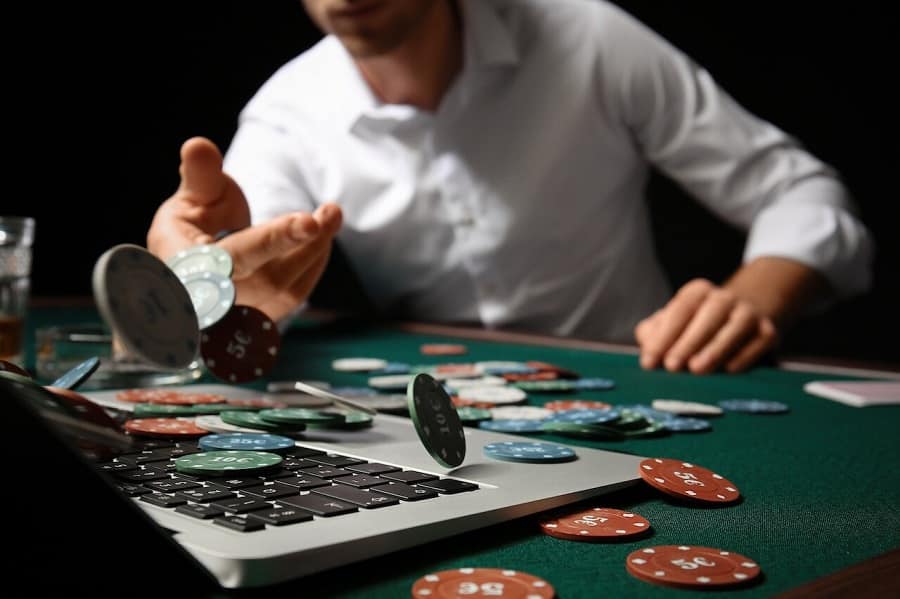 Điểm qua sai lầm cần tránh để khi chơi Poker đảm bảo không thua đối thủ